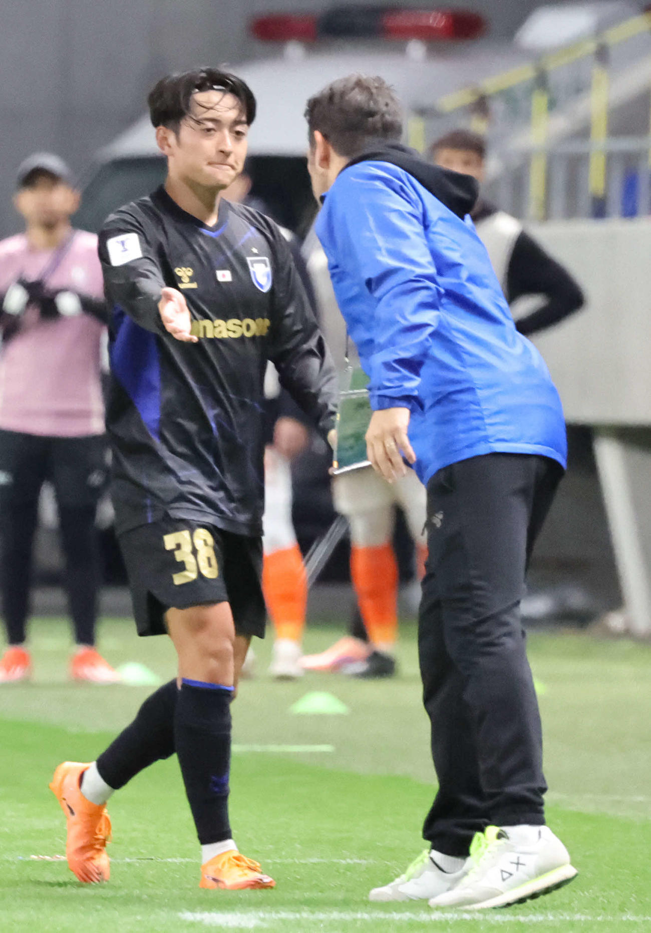 G大阪対ラーチャブリーFC　後半、先制ゴールを決めたG大阪名和田は直後に交代となりポヤトス監督とタッチしてベンチに戻る（撮影・西尾就之）