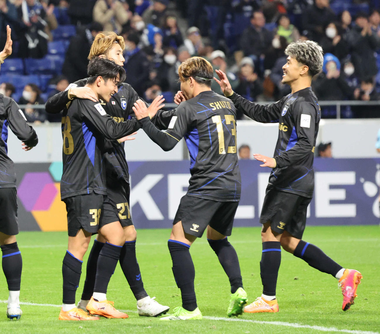 G大阪対ラーチャブリーFC　後半、先制ゴールを決めたG大阪名和田（左）は祝福を受ける（撮影・西尾就之）