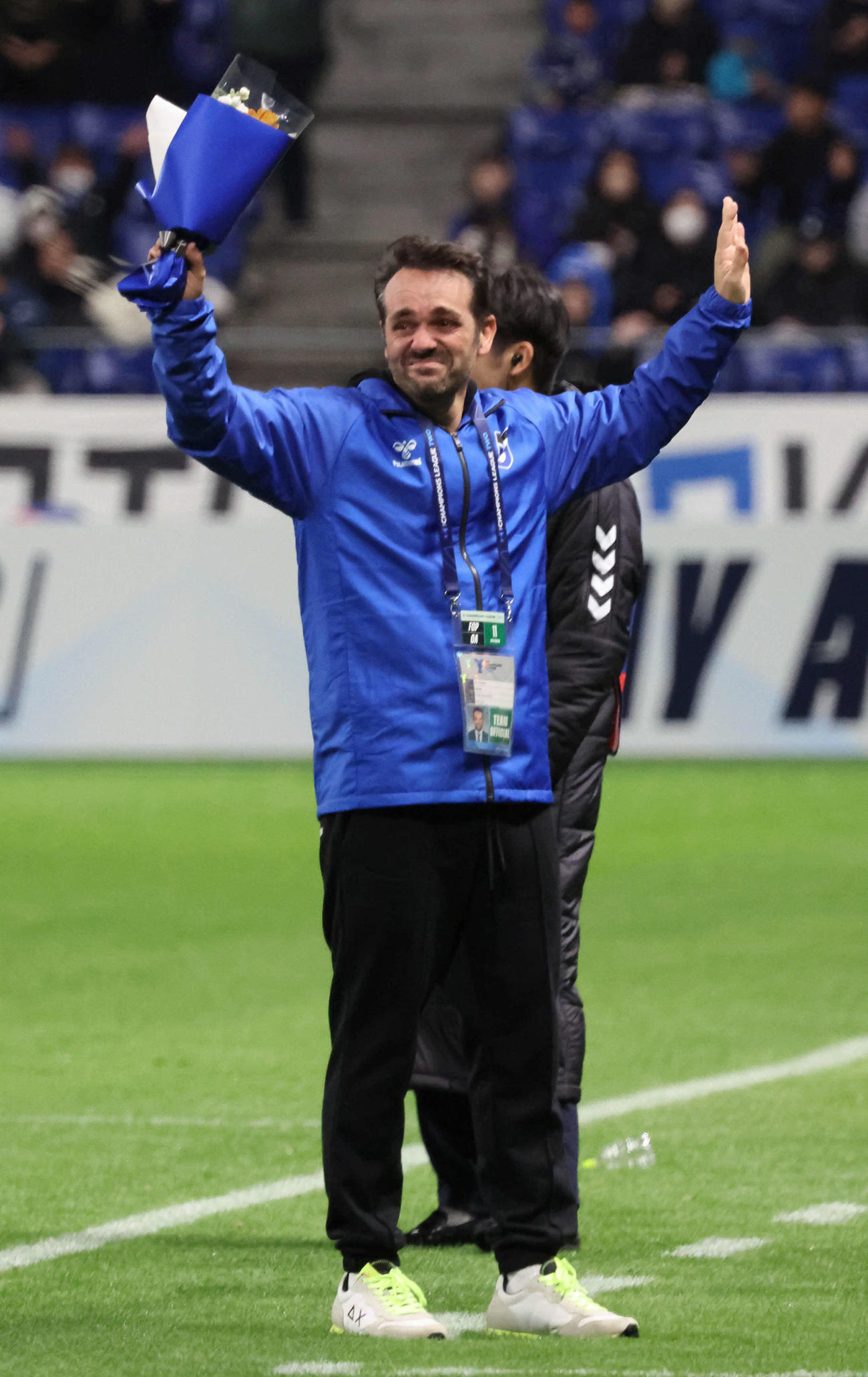G大阪対ラーチャブリーFC　最後の試合を勝利で締めくくったG大阪ポヤトス監督は花束を手に、涙ながらにピッチを去る（撮影・西尾就之）