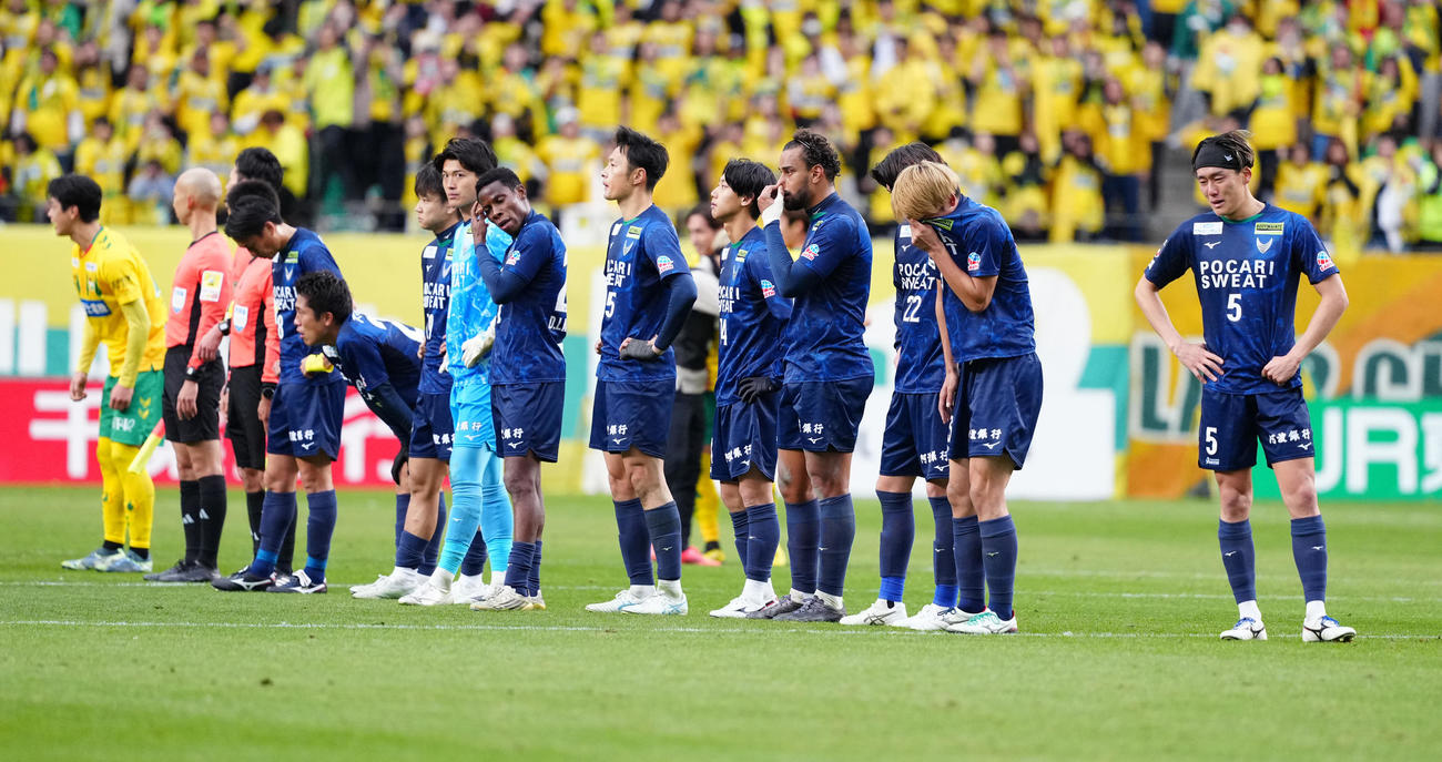 千葉対徳島　試合後、厳しい表情で整列する徳島の選手たち（撮影・江口和貴）