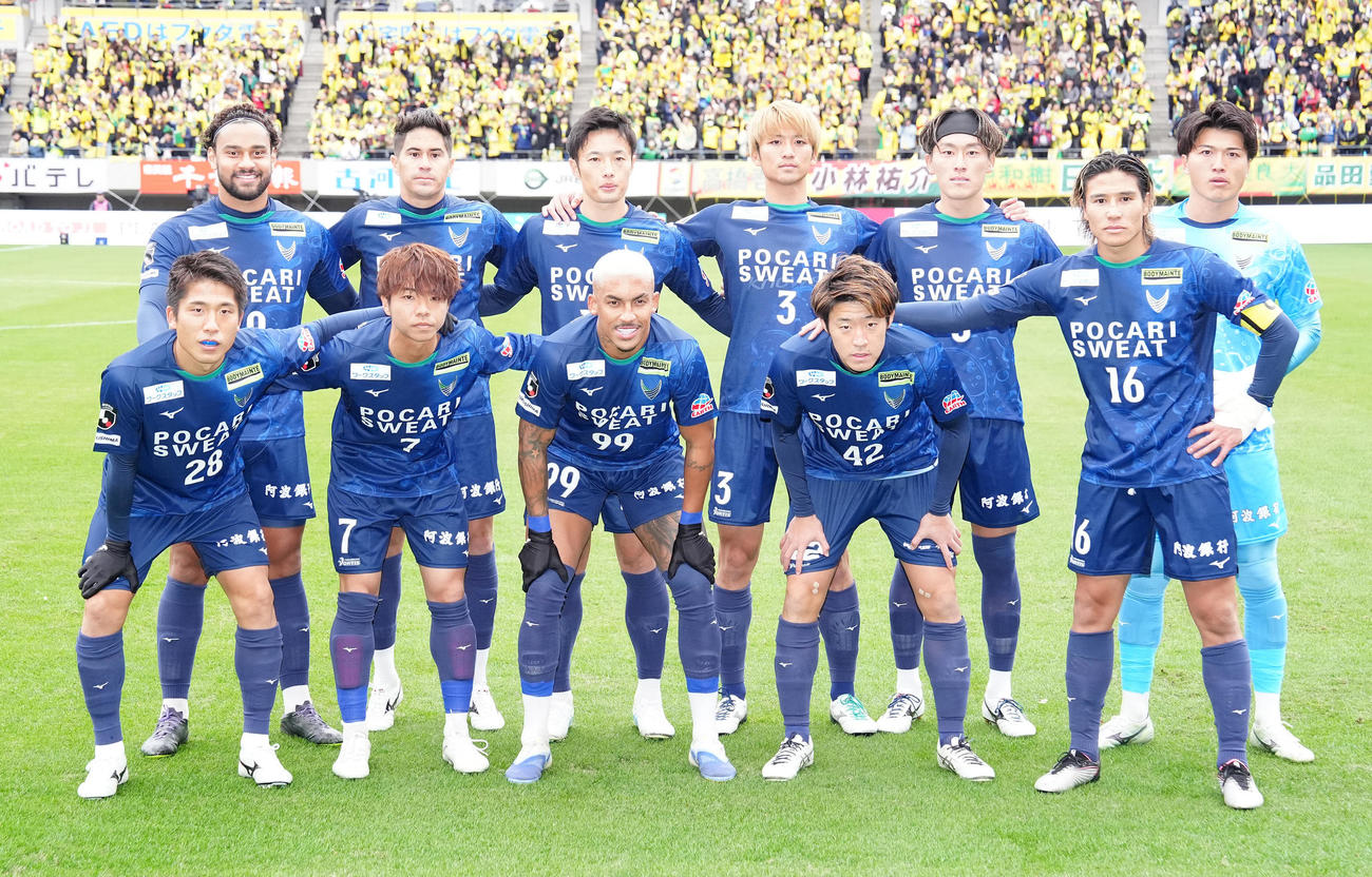 千葉対徳島　試合前、集合写真に納まる徳島の選手たち（撮影・江口和貴）