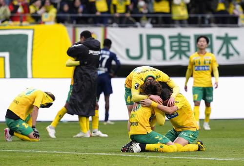 徳島に競り勝ち、2009年以来のJ1昇格を決め喜ぶ千葉イレブン（共同）