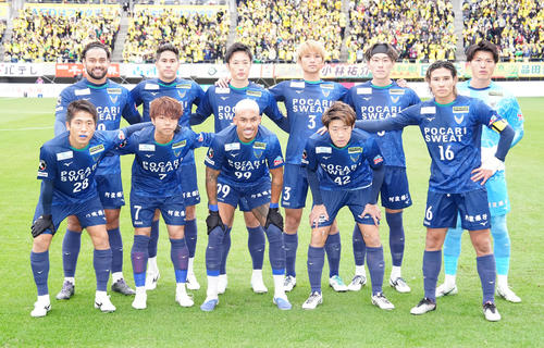千葉対徳島　試合前、集合写真に納まる徳島の選手たち（撮影・江口和貴）