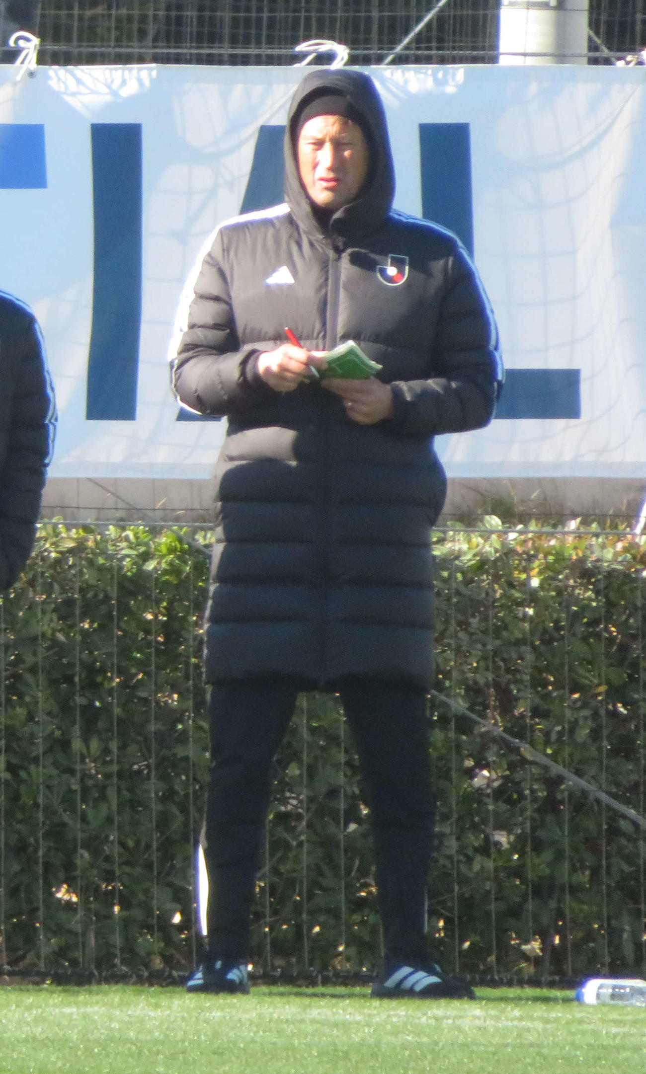 U－16 JリーグJリーグ選抜の国内指導合宿で指揮を執るロジャー・シュミット氏（撮影・佐藤成）