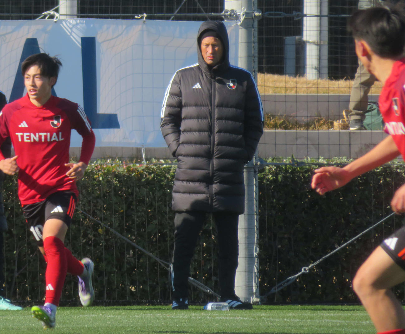 U－16 JリーグJリーグ選抜の国内指導合宿で指揮を執るロジャー・シュミット氏（撮影・佐藤成）