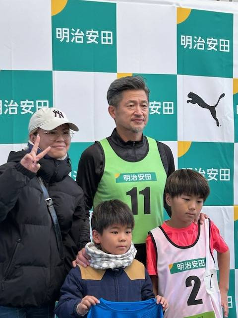 明治安田のサッカートレーニングイベントに参加したカズ（後列中央）