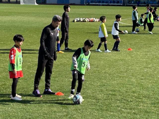 明治安田のサッカートレーニングイベントに参加したカズ（後列中央）