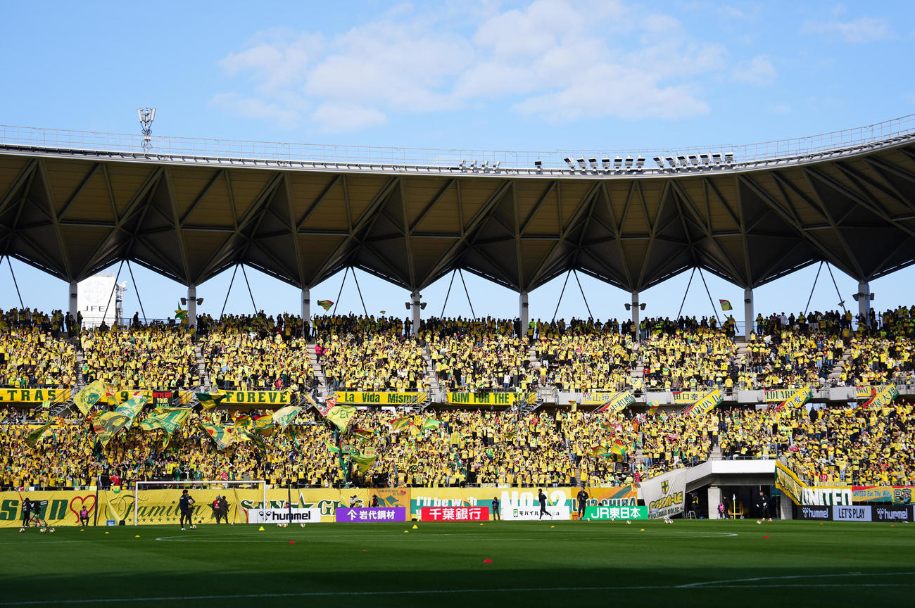 千葉対徳島　試合前、応援する千葉サポーター（撮影・江口和貴）
