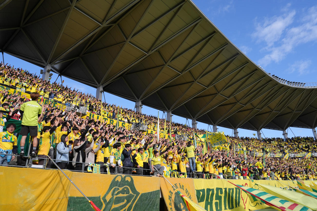 千葉対徳島　試合前、声援を送る千葉サポーター（撮影・足立雅史）