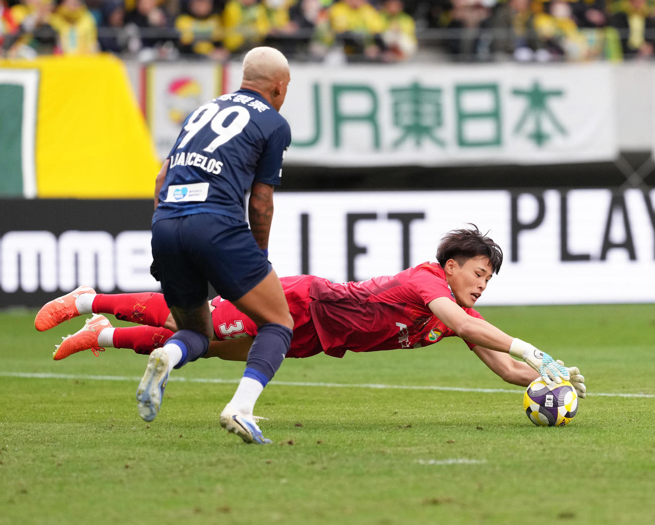 千葉対徳島　後半、必死のセーブを見せる千葉GK若原（撮影・足立雅史）