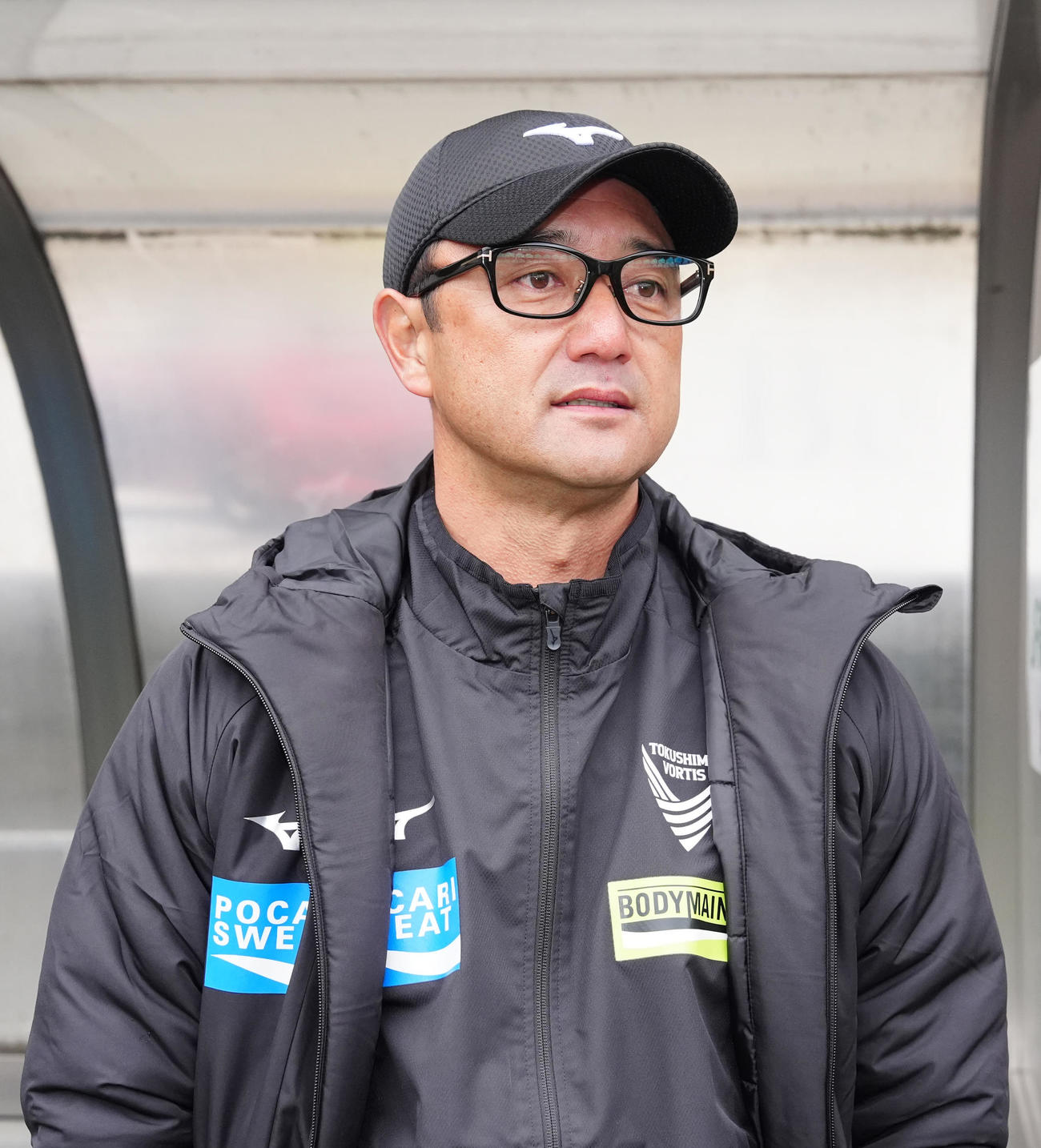 千葉対徳島　試合前、ベンチ前に立つ徳島増田監督（撮影・江口和貴）