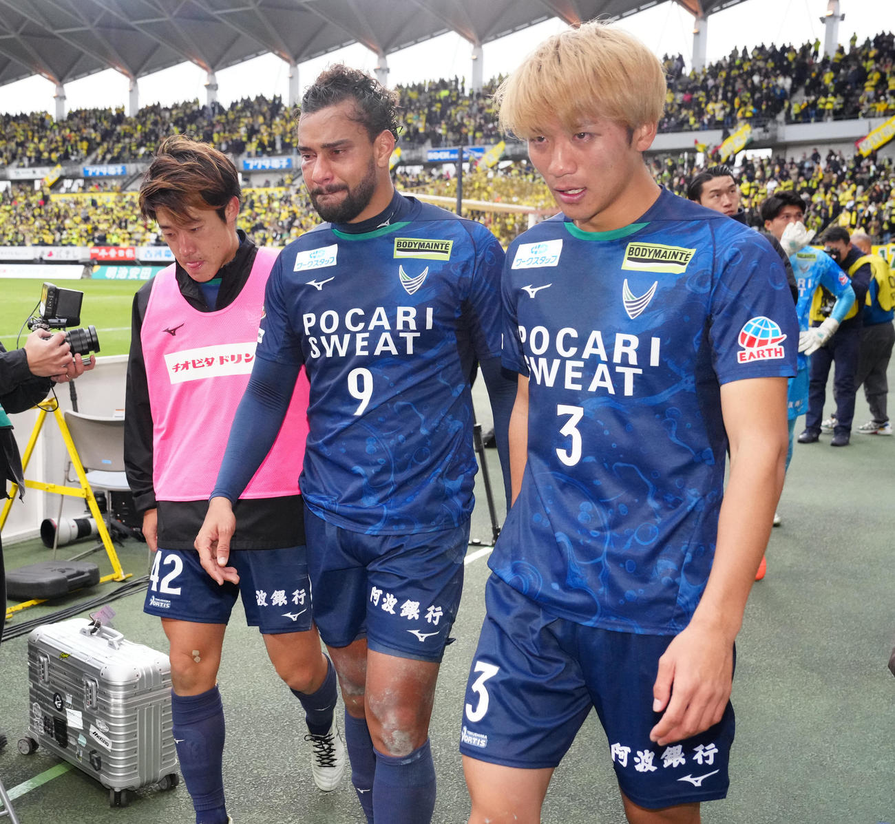 千葉対徳島　試合後、サポーターにあいさつし引き揚げる山田（右）ら徳島の選手たち（撮影・江口和貴）