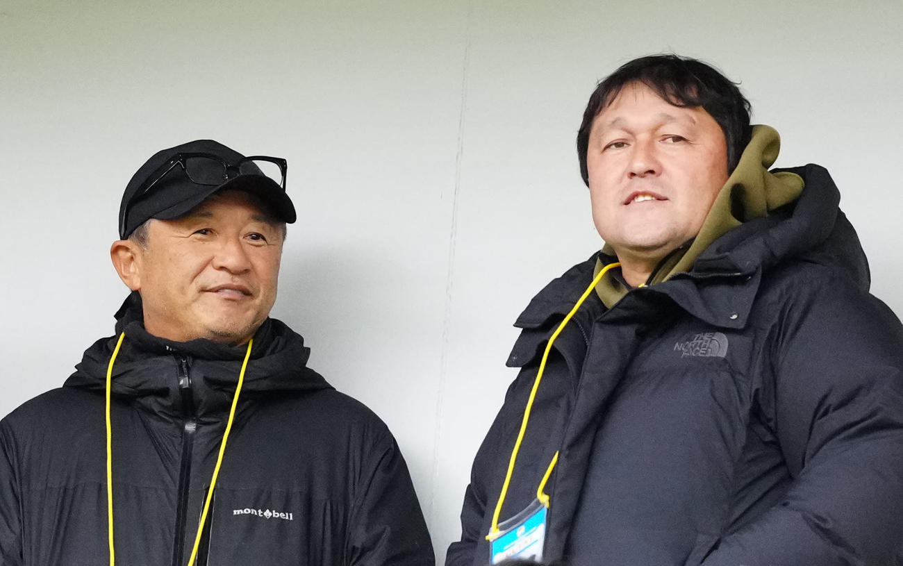 千葉対徳島　視察する秋葉氏（右）と武田氏（撮影・江口和貴）