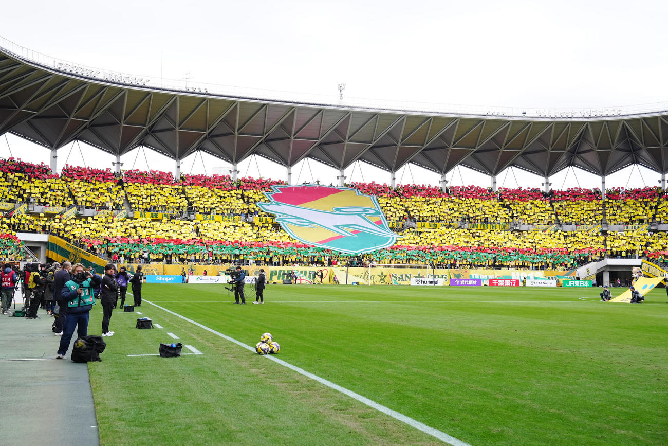 千葉対徳島　試合前、コレオグラフィーをつくる千葉サポーター（撮影・江口和貴）