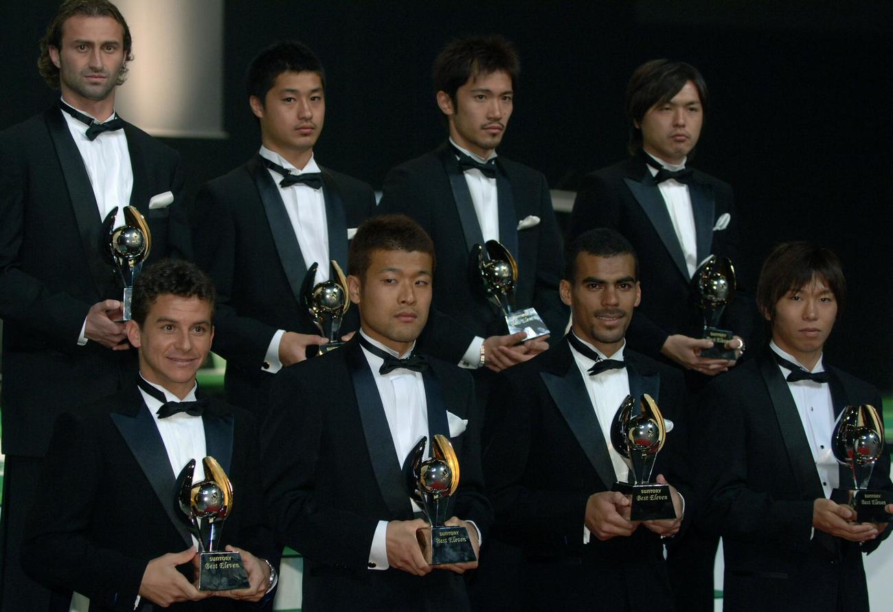 2005Jリーグアウォーズでベストイレブンに選出された前列左からフェルナンジーニョ、古橋達弥、アラウージョ、佐藤寿人、後列左からストヤノフ、小笠原満男、阿部勇樹、遠藤保仁（2005年12月20日）