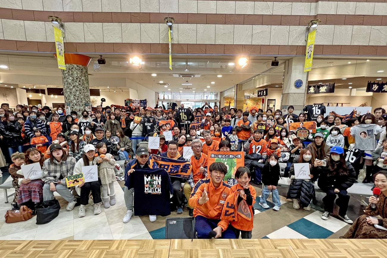 約300人のファンを背に記念撮影する清水梅田（前列中央）