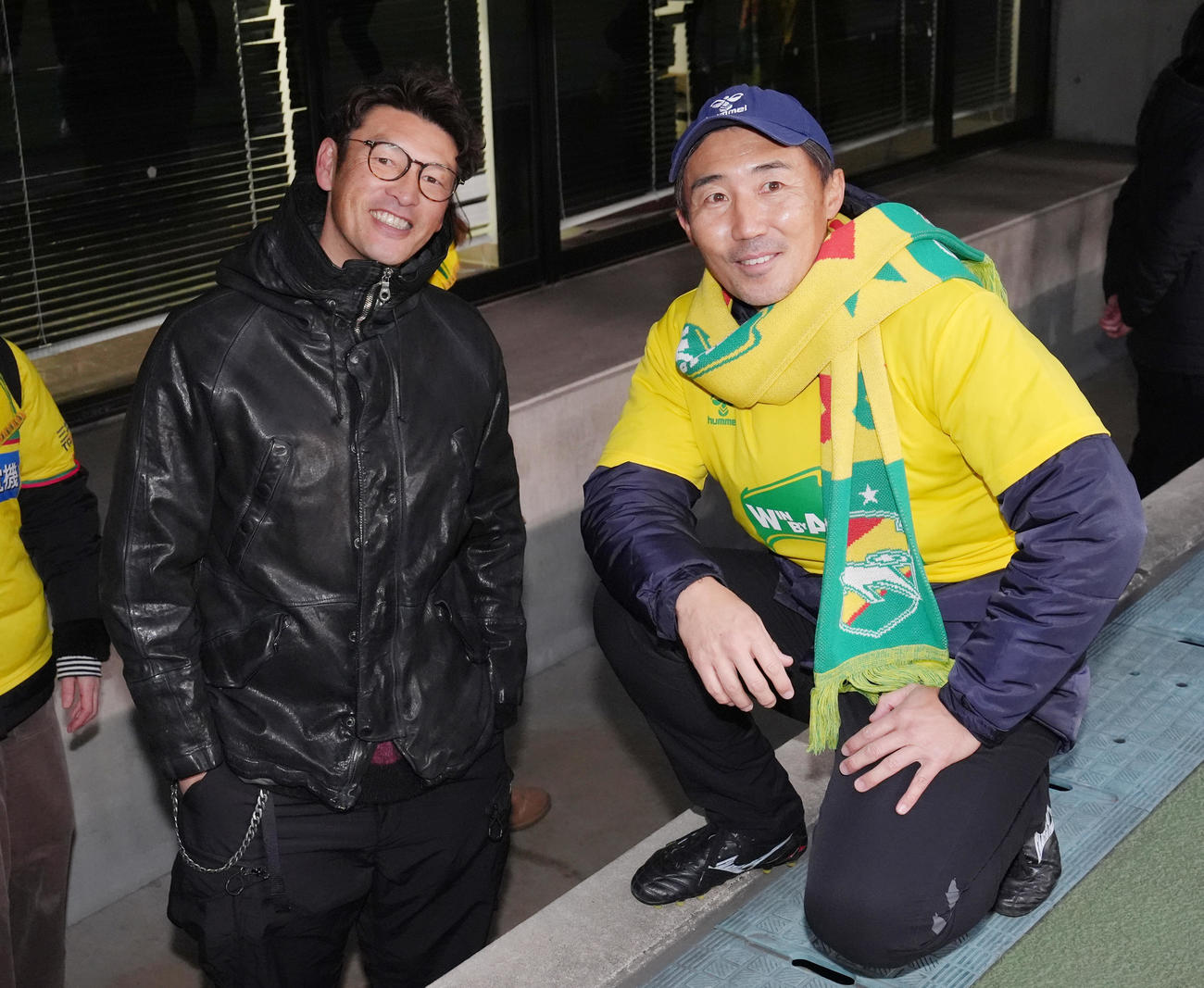 J1昇格を決め、記念撮影する千葉坂本コーチ（右）と巻氏（撮影・足立雅史）
