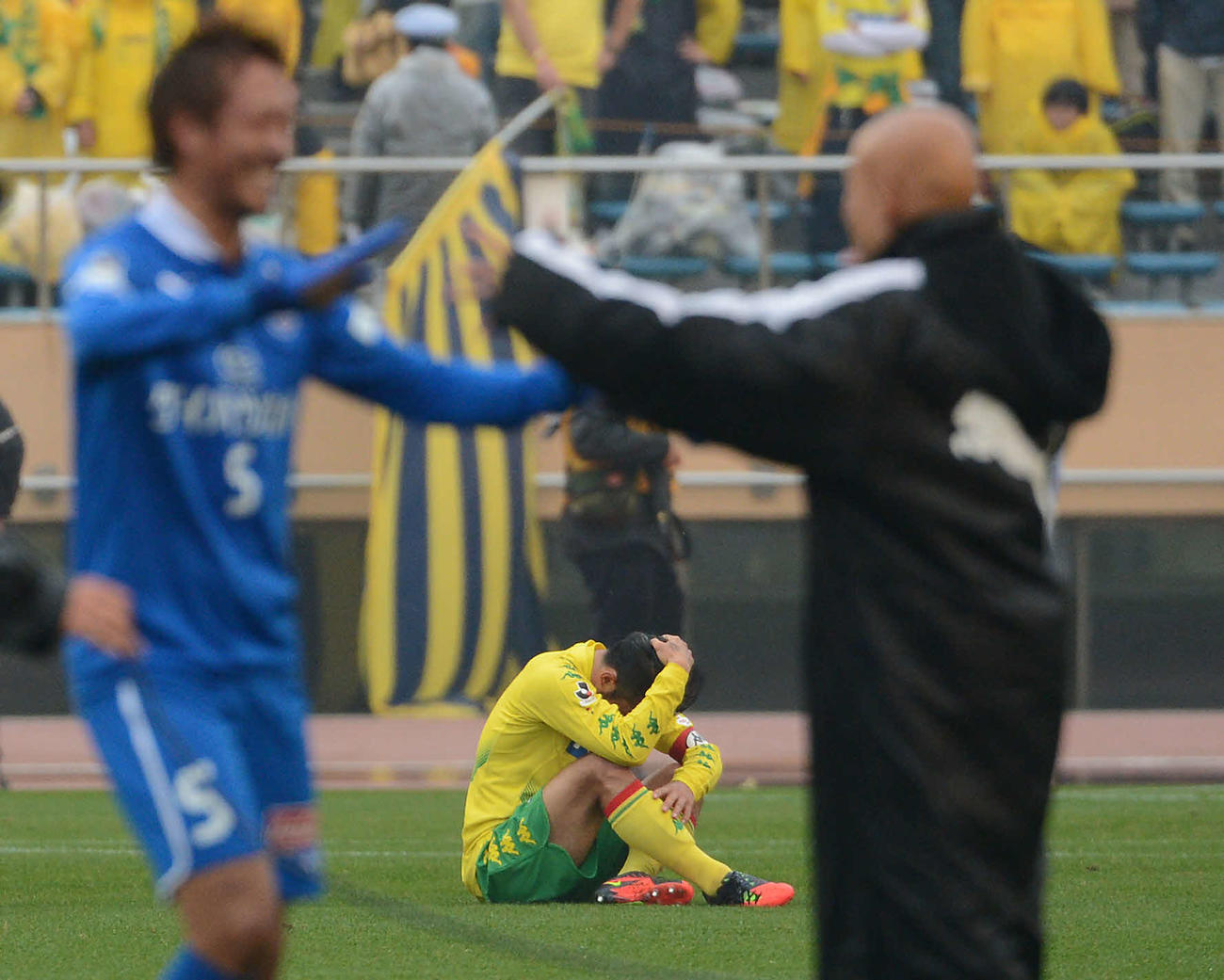 J1昇格プレーオフ決勝　大分対千葉　大分に敗れJ1昇格を逃し、ピッチに座り込む千葉MF佐藤勇人（2012年11月23日撮影）