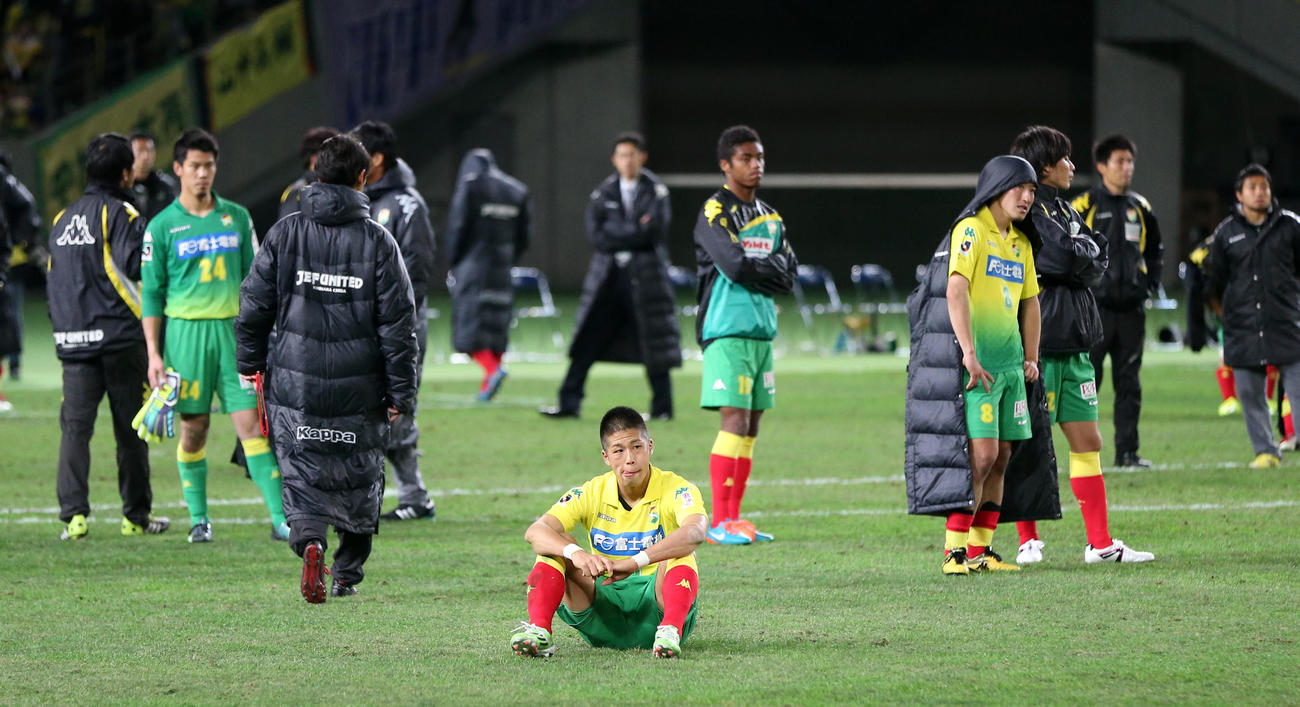 J2 J1昇格プレーオフ決勝　千葉対山形　試合終了後、ピッチに座り、悔しそうな表情を見せるFW森本貴幸（中央）（2014年12月7日撮影）