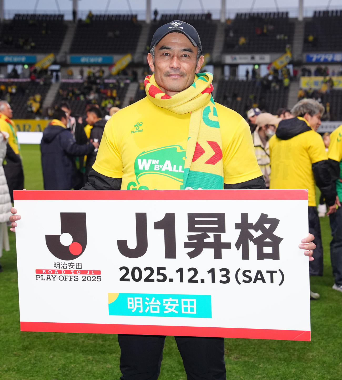 千葉対徳島　J1昇格を決め、写真に納まる千葉小林監督（撮影・江口和貴）