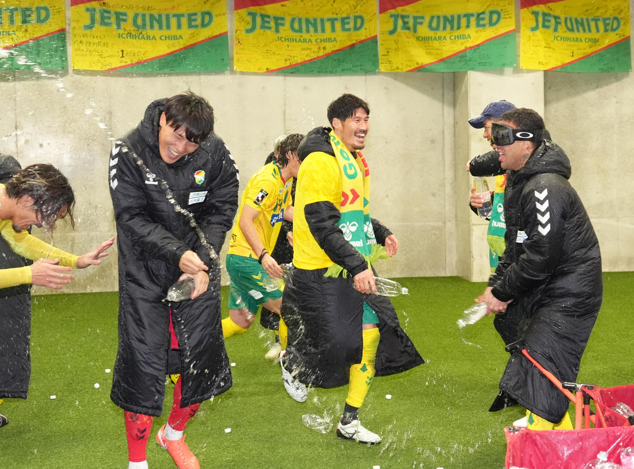 千葉対徳島　J1昇格を決め、水をかけあい喜ぶ千葉鈴木（右から2人目）ら（撮影・足立雅史）