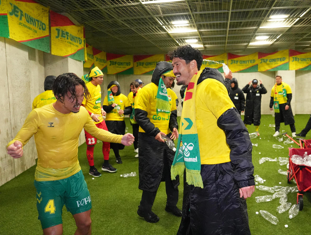 千葉対徳島　J1昇格を決め、水をかけあい喜ぶ千葉鈴木（右）ら（撮影・足立雅史）