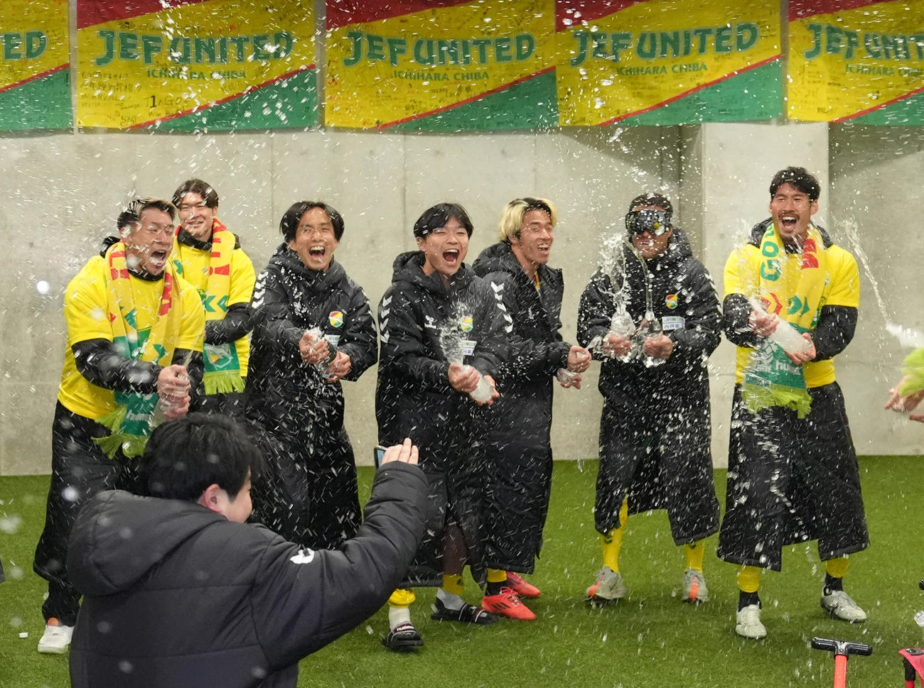 千葉対徳島　J1昇格を決め、水をかけあい喜ぶ千葉姫野（中央）、鈴木（右端）ら（撮影・足立雅史）
