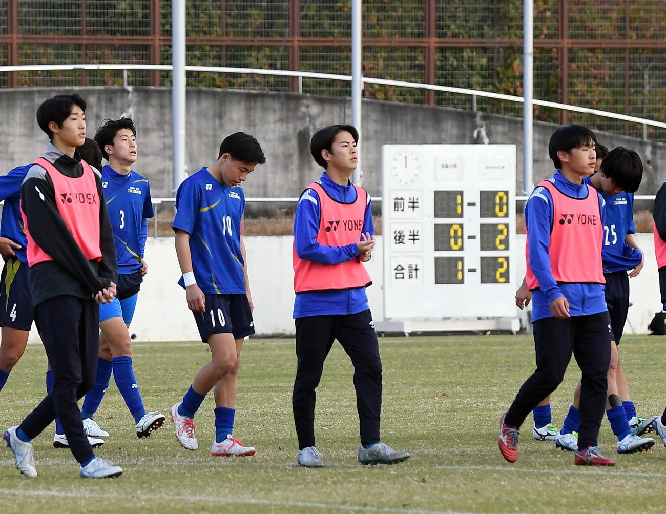 初戦で敗れ肩を落とす常葉大橘の選手たち