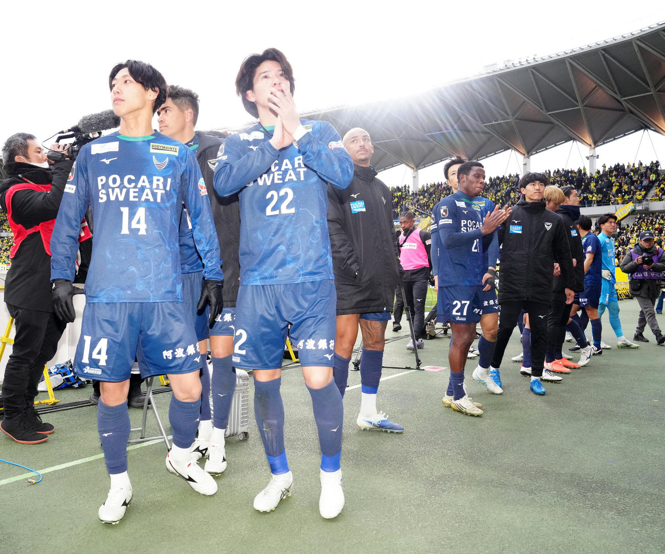 試合後、サポーターにあいさつし引き揚げる徳島の選手たち（撮影・江口和貴）