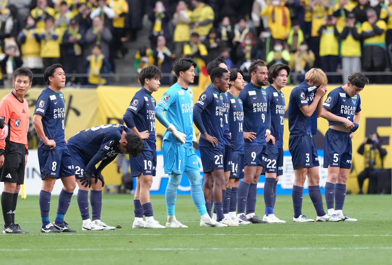 千葉対徳島　千葉に敗れた徳島の選手たち（撮影・足立雅史）