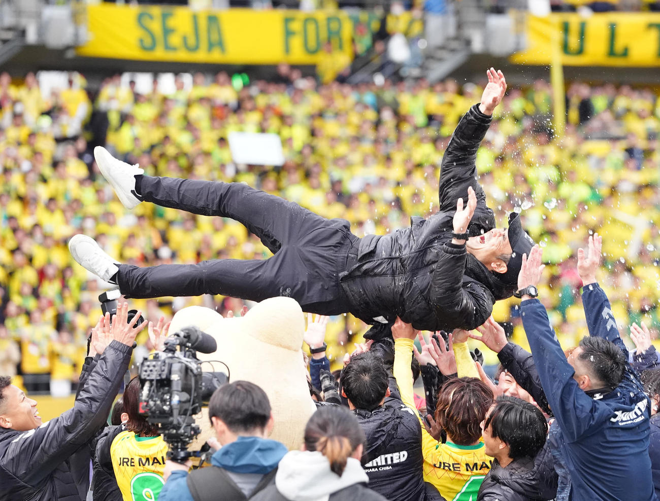 J1昇格を決め胴上げされる千葉小林監督（撮影・江口和貴）