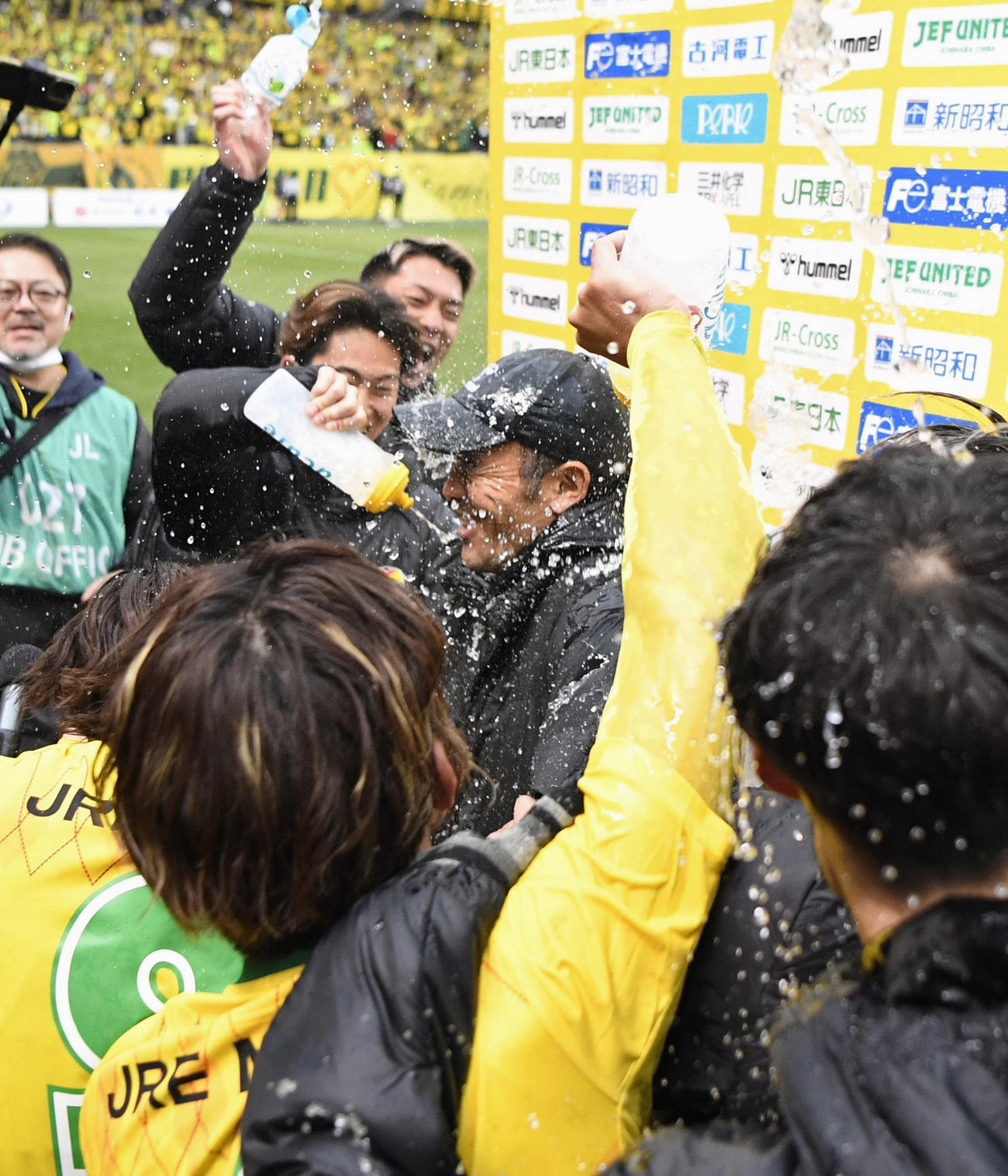 千葉対徳島　J1昇格を決め、手荒い祝福を受ける千葉・小林監督（中央）
