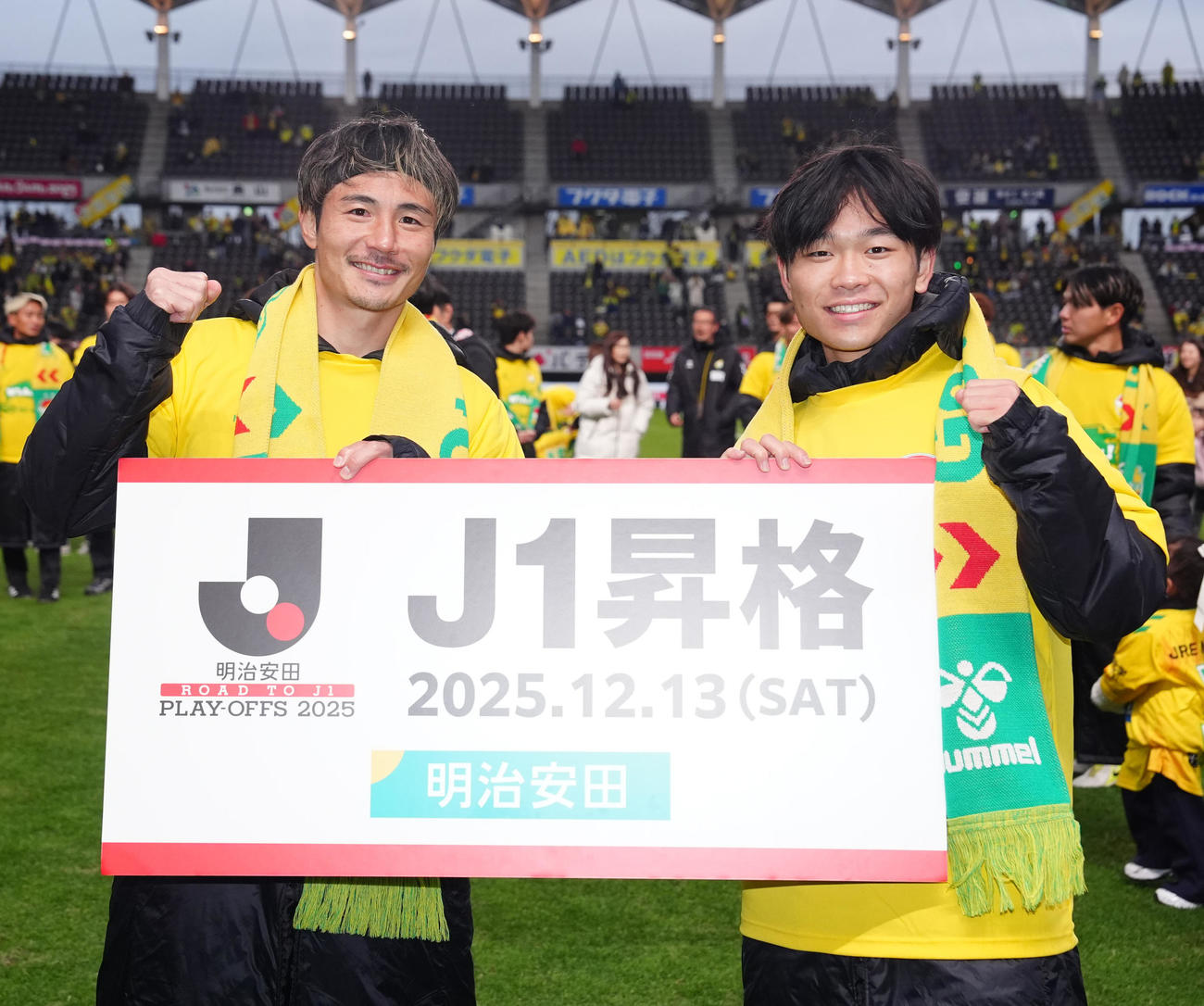 千葉対徳島　J1昇格を決め、写真に納まる千葉米倉（左）と姫野（撮影・江口和貴）