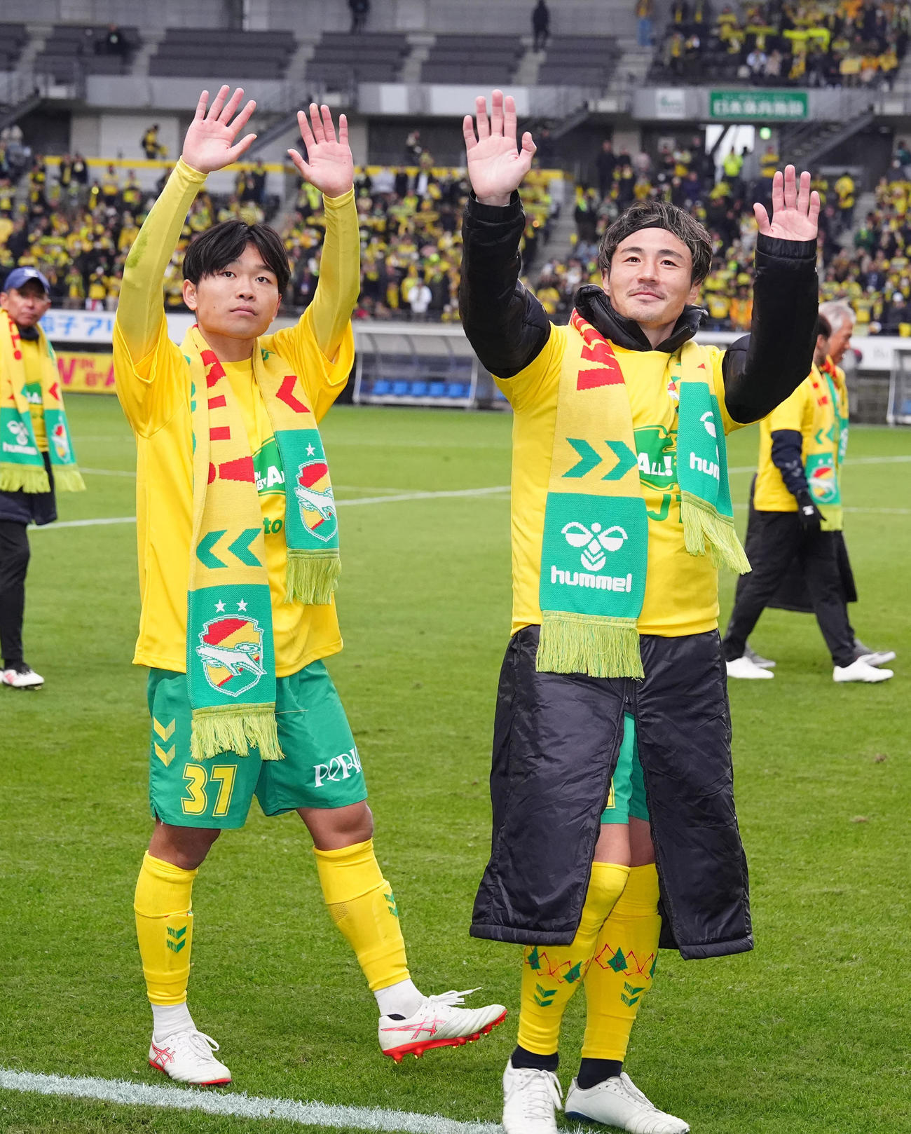千葉対徳島　J1昇格を決め、サポーターにあいさつする千葉米倉（右）と姫野（撮影・江口和貴）