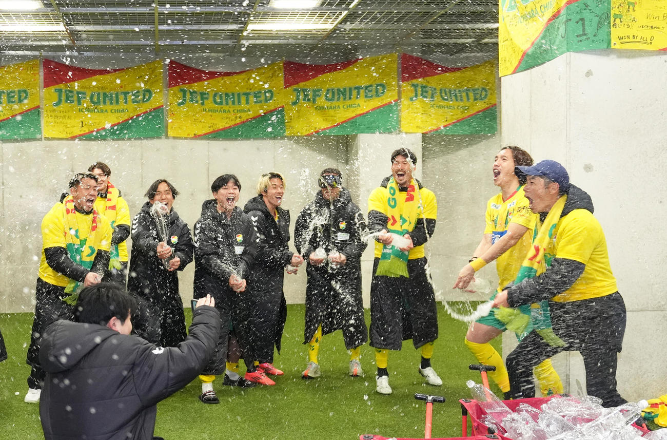 千葉対徳島　J1昇格を決め、水をかけあい喜ぶ千葉の選手ら（撮影・足立雅史）