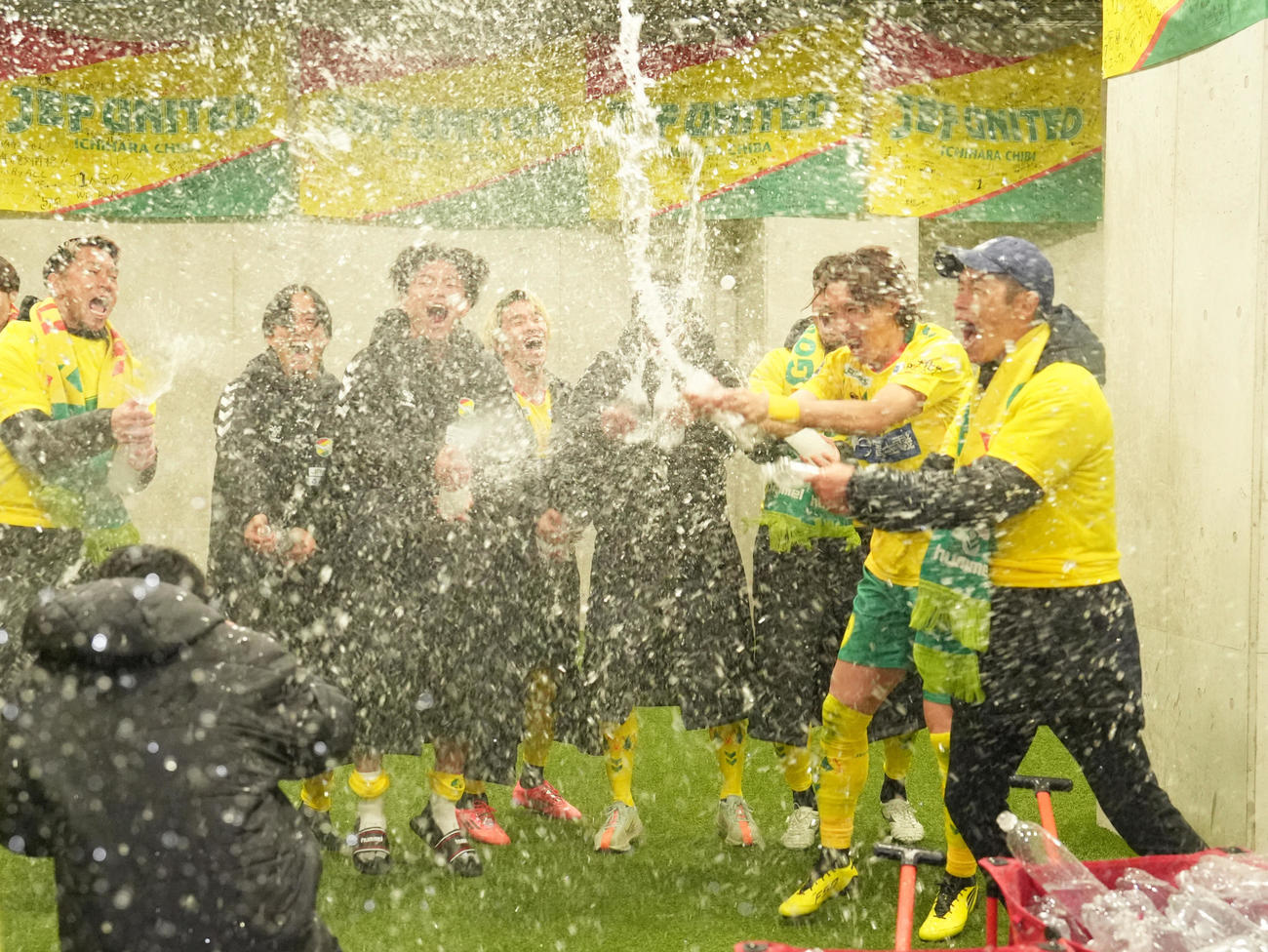 千葉対徳島　J1昇格を決め、水をかけあい喜ぶ千葉の選手ら（撮影・足立雅史）