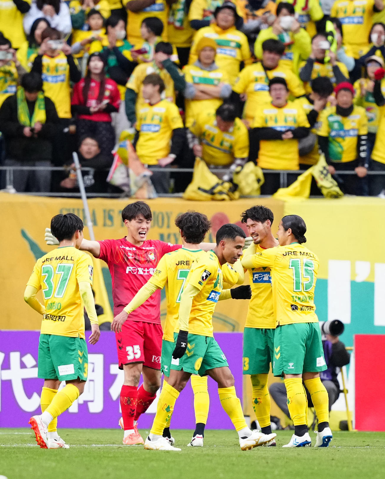 千葉対徳島　J1昇格を決め、喜ぶ千葉の選手たち（撮影・江口和貴）