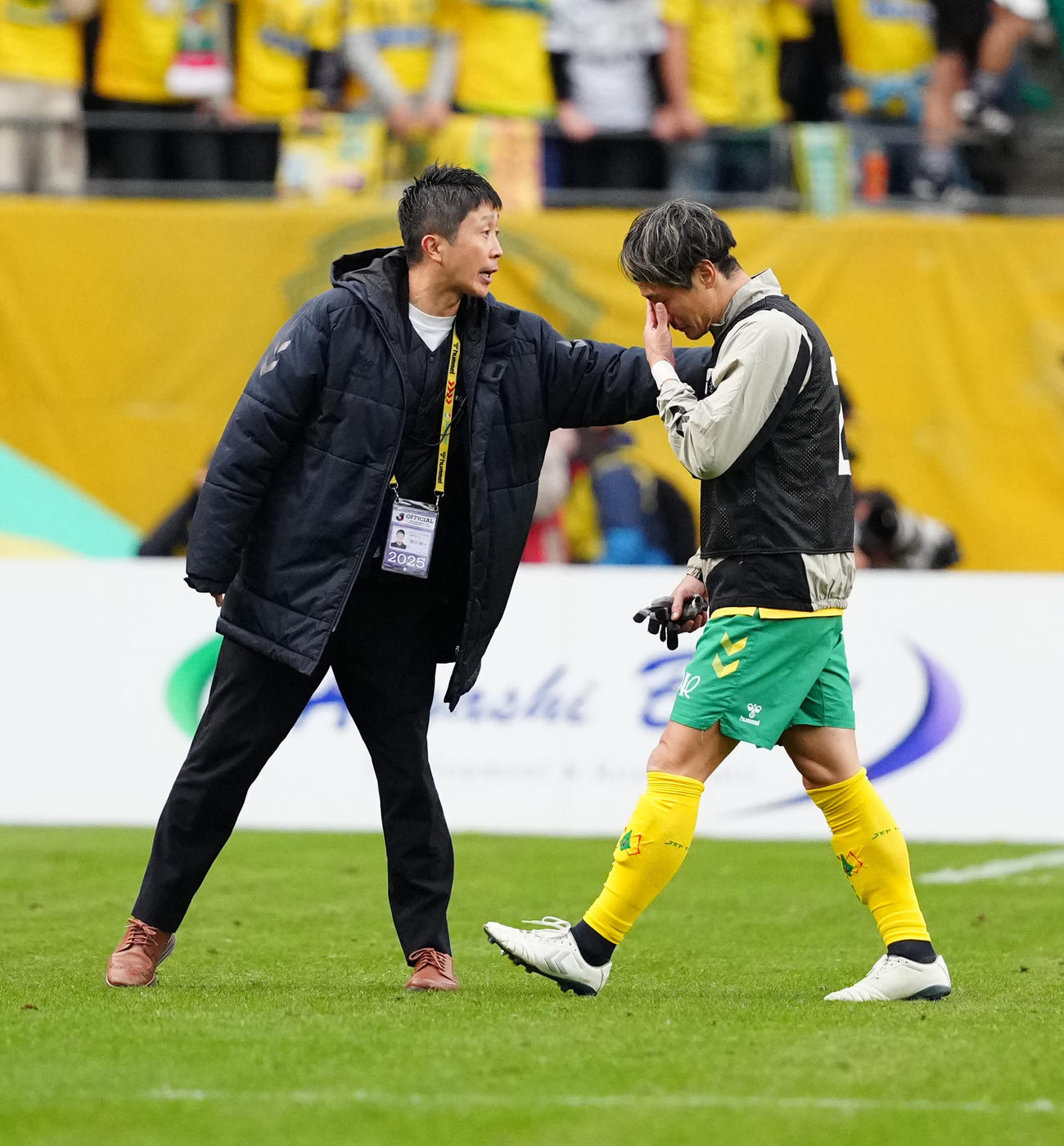 千葉対徳島　J1昇格を決め、涙する千葉米倉（右）（撮影・江口和貴）