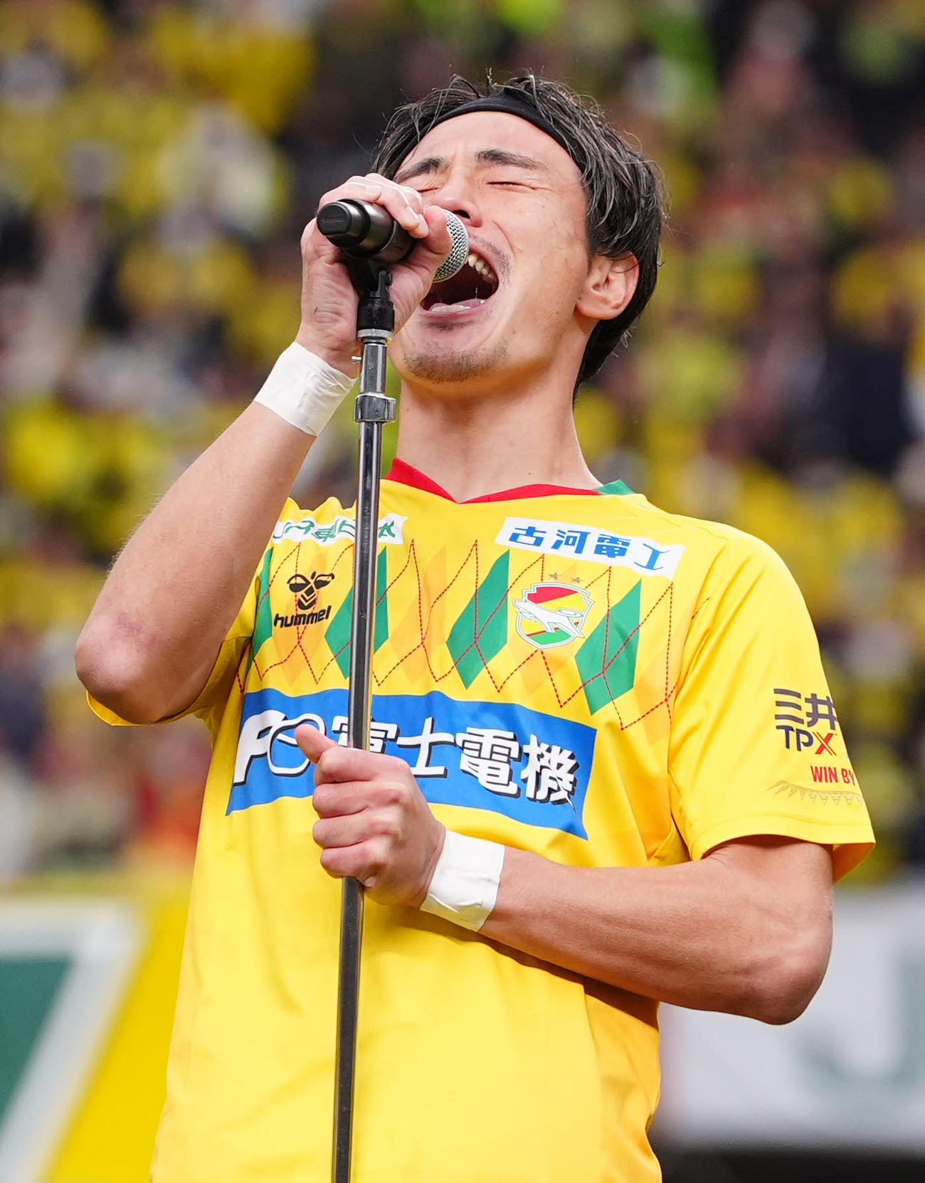 J1昇格を決め、絶叫しながらサポーターにあいさつする千葉米倉（撮影・江口和貴）