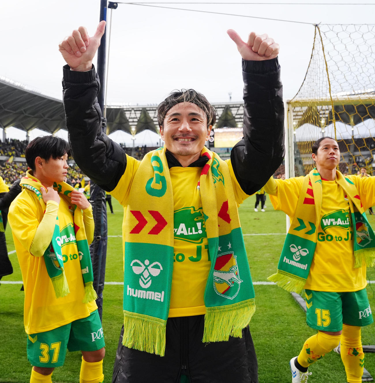 千葉対徳島　J1昇格を決め、サポーターにあいさつする千葉米倉（撮影・江口和貴）
