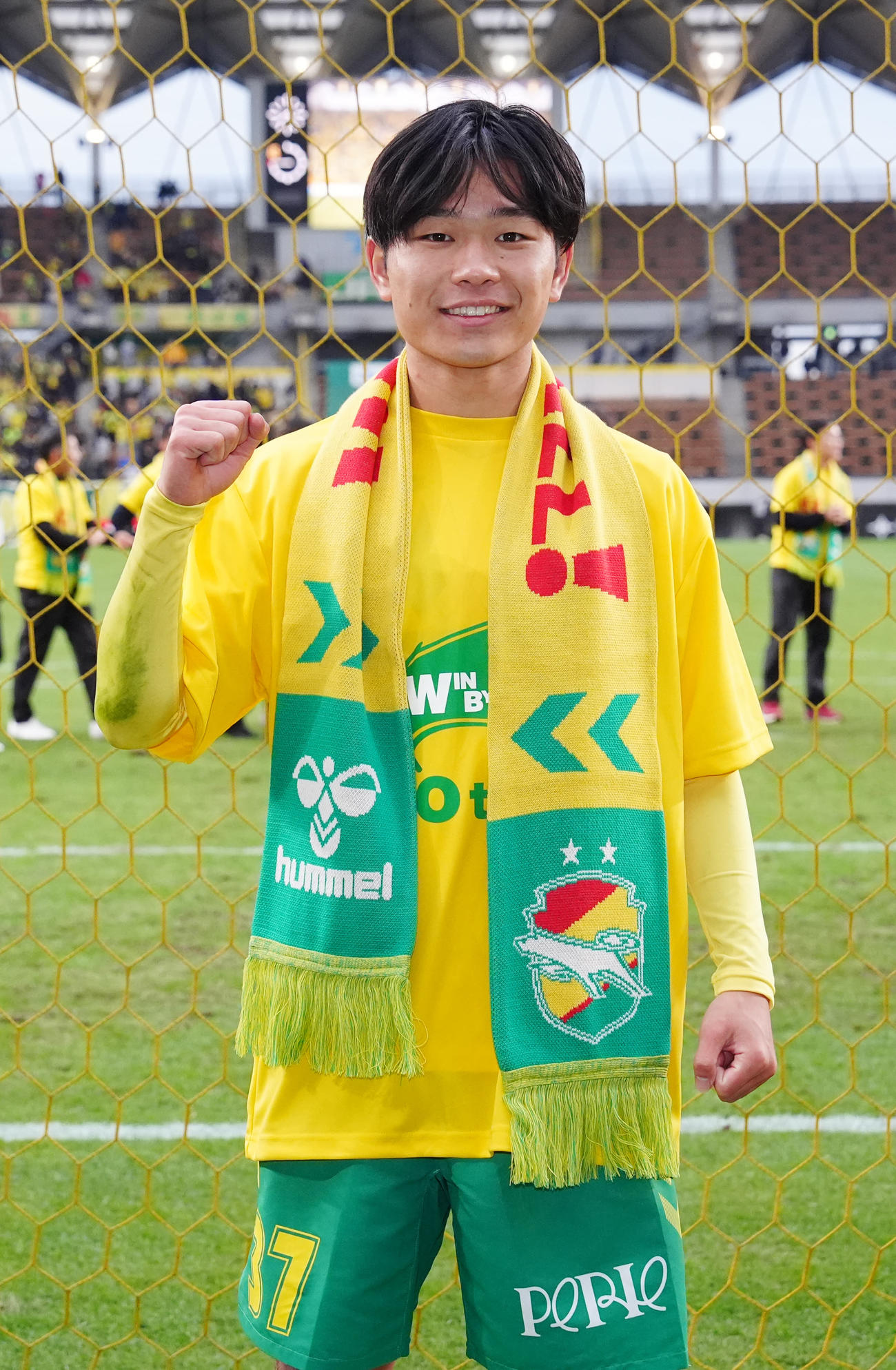 千葉対徳島　J1昇格を決め、ガッツポーズで写真に納まる千葉姫野（撮影・江口和貴）