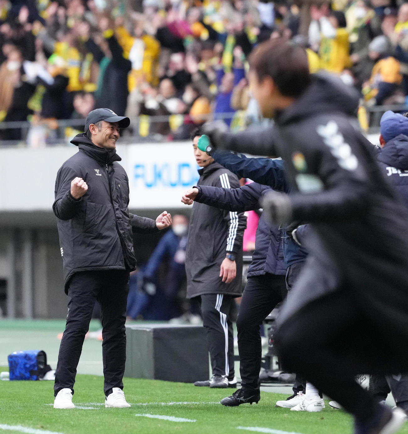 千葉対徳島　J1昇格を決め、ガッツポーズする千葉の小林監督（撮影・足立雅史）