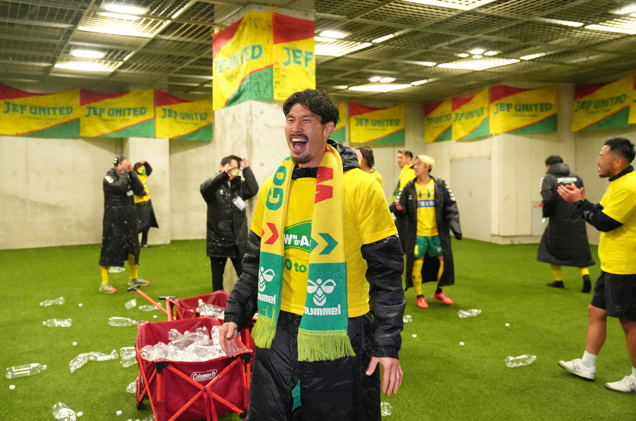 千葉対徳島　J1昇格を決め、水をかけあい喜ぶ千葉鈴木（撮影・足立雅史）