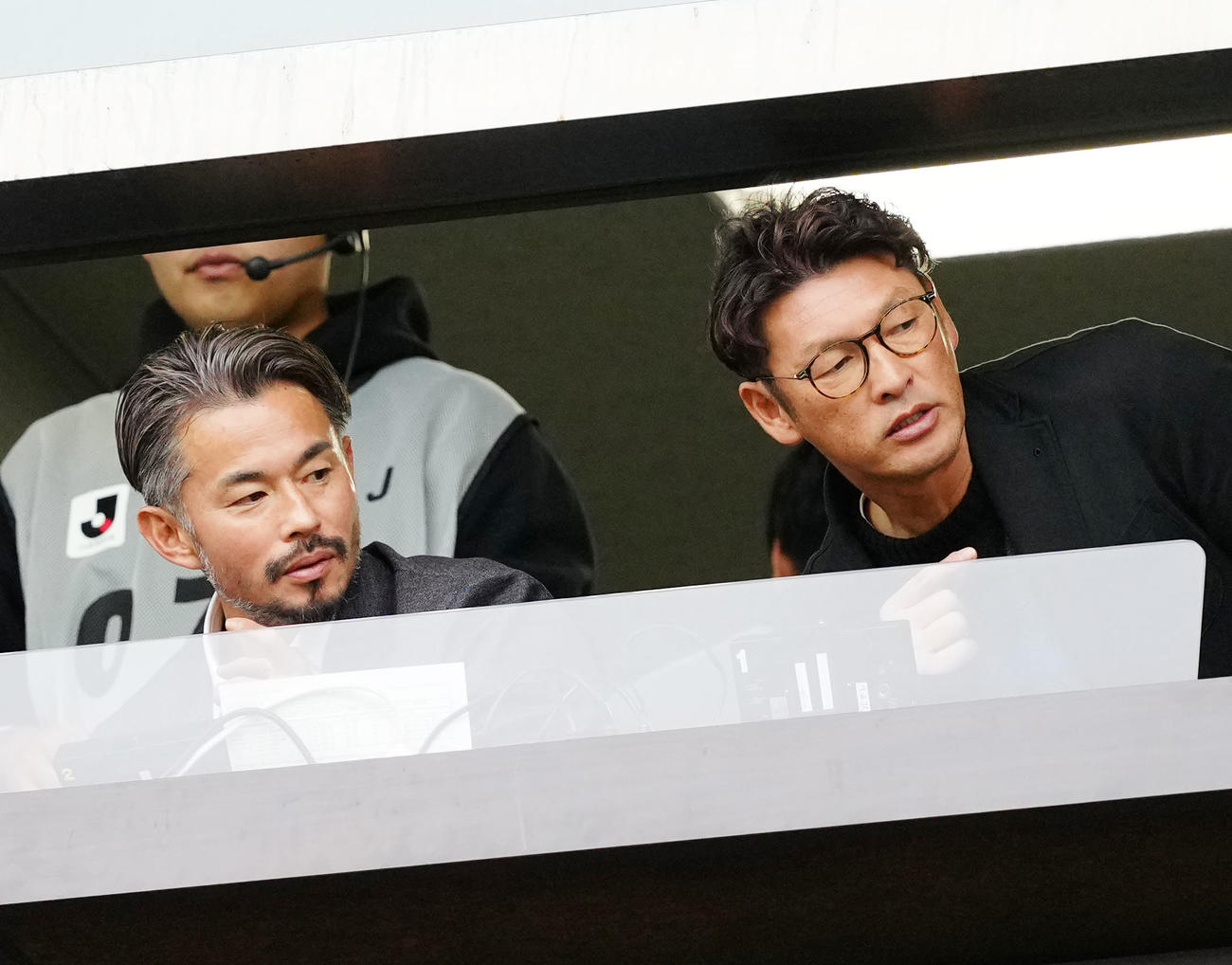 千葉対徳島　試合前、客席を見つめる巻氏（右）と佐藤氏（撮影・江口和貴）