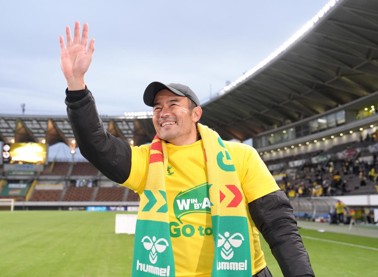 千葉対徳島　J1昇格を決め、サポーターに笑顔を見せる千葉の小林監督（撮影・足立雅史）