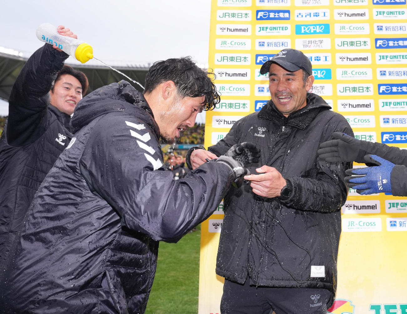 千葉対徳島　J1昇格を決め、ウオーターシャワーで喜ぶ千葉の小林監督（右）と鈴木（中央）（撮影・足立雅史）