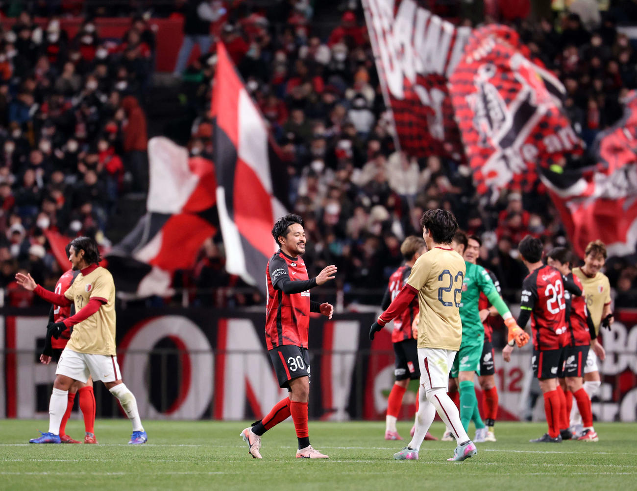 興梠慎三引退試合　浦和対鹿島　試合終了後、鹿島西（右）らと抱擁する浦和興梠慎三さん（撮影・浅見桂子）