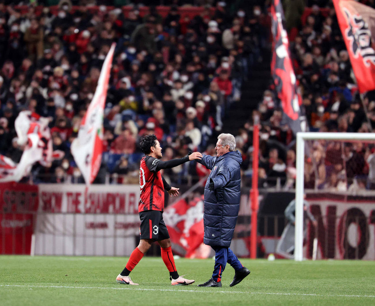 興梠慎三引退試合　浦和対鹿島　試合終了後、この日鹿島を率いたオリベイラ監督（右）と抱擁する浦和興梠慎三さん（撮影・浅見桂子）
