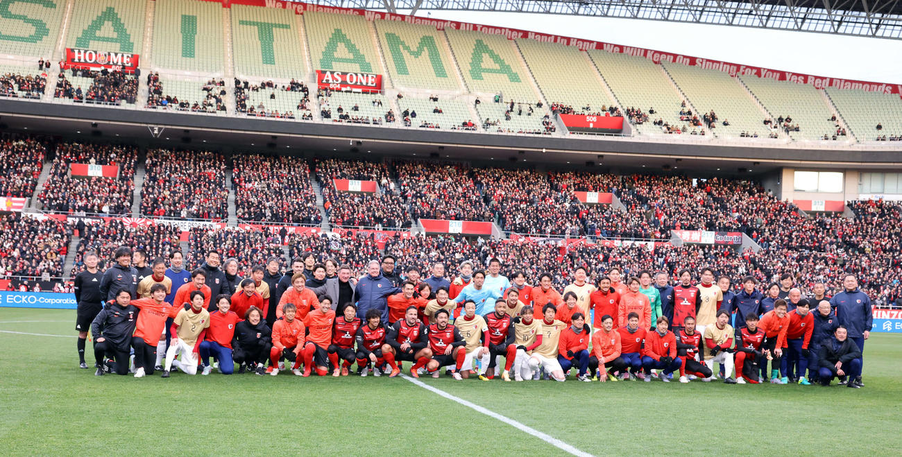 興梠慎三引退試合　浦和対鹿島　試合前、両チームの選手たちと記念撮影する興梠慎三さん（中央）（撮影・浅見桂子）