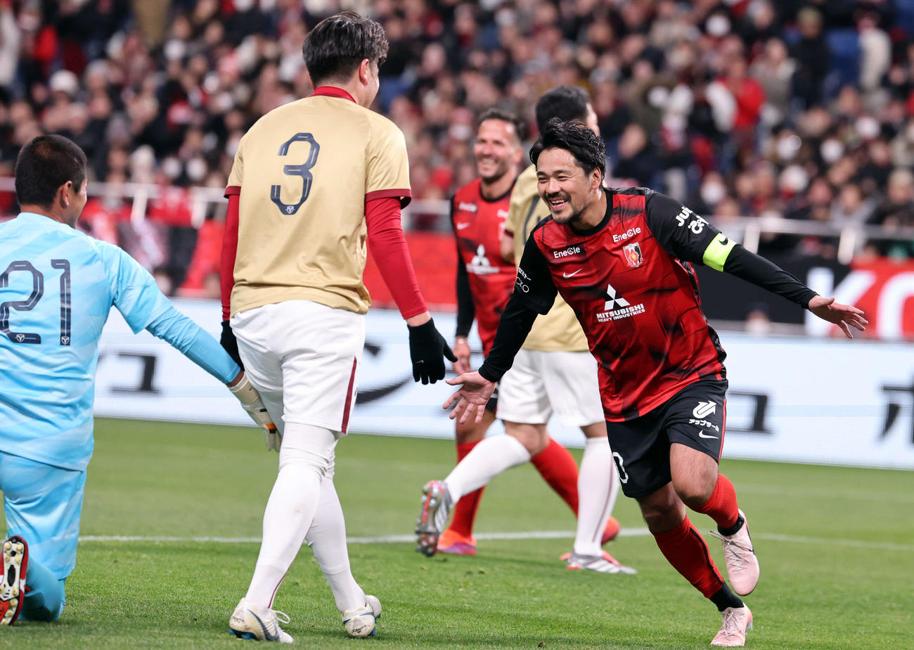 引退試合でチーム3点目のゴールを決め喜ぶ浦和興梠慎三さんだったが、判定はオフサイド（撮影・浅見桂子）
